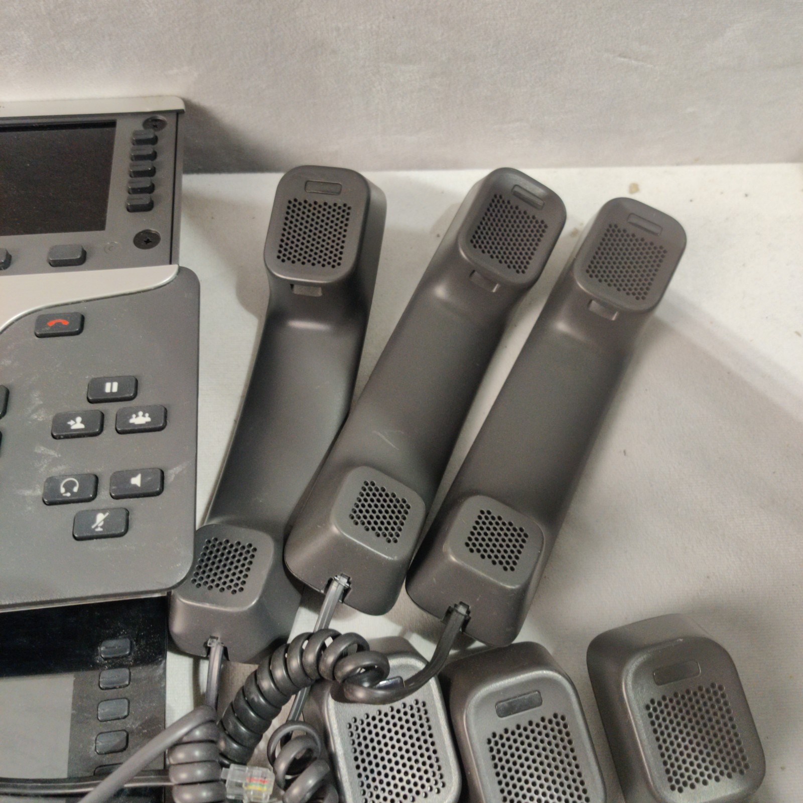 6x CISCO 8811 CP-8811-K9 V11 IP BUSINESS PHONES With 8 Extra Handsets No Stands