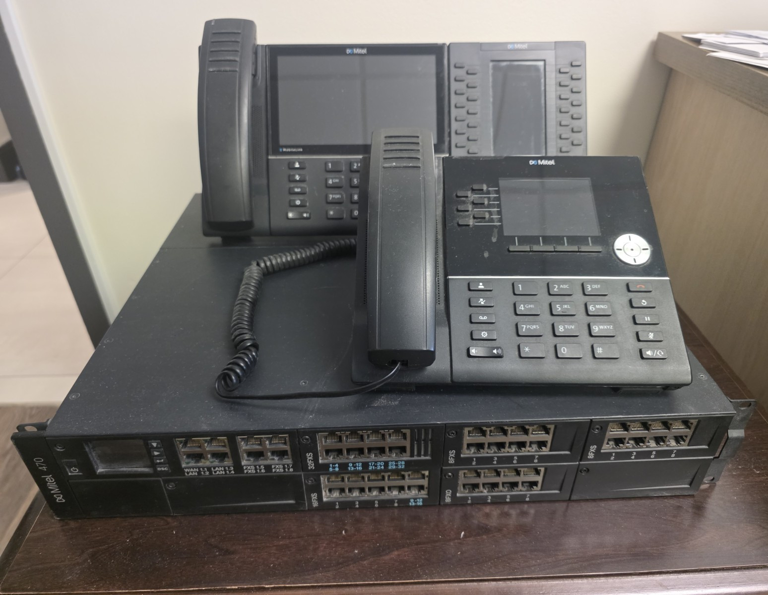 Mitel 470 IP PBX VoIP System 32 Lines Ethernet w/ Desk Phones Black