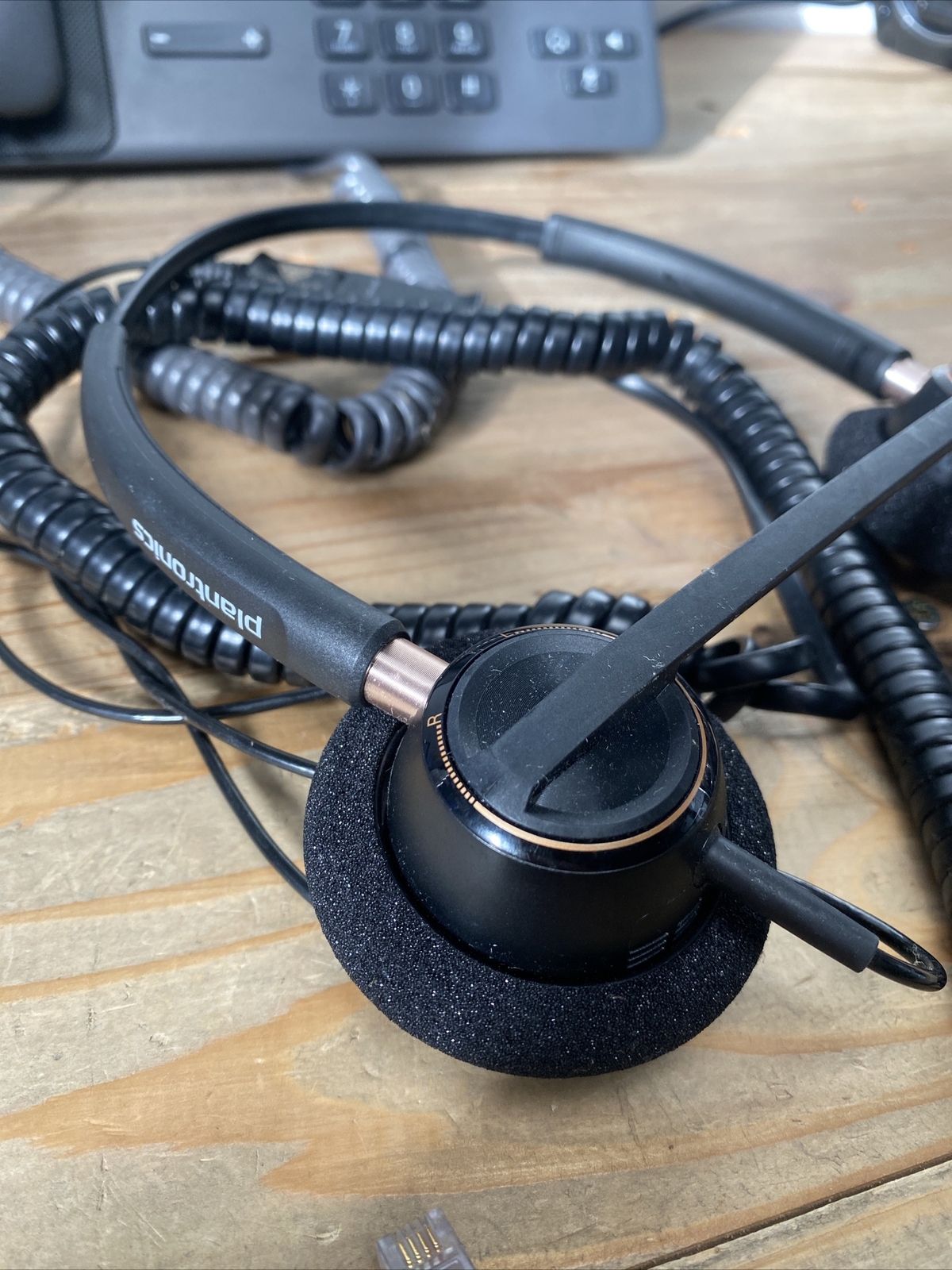 Cisco CP-8811 IP Phone VOIP with stands CP-8811 w/ Headset Plantronics hw510