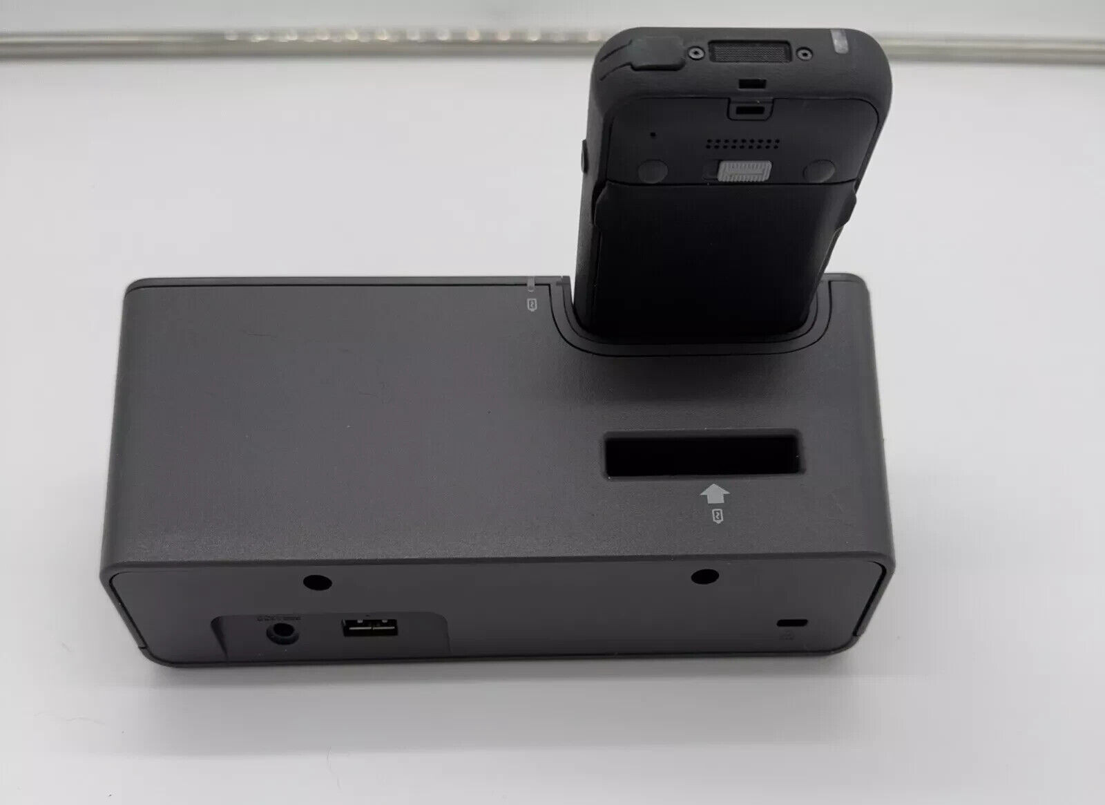 Cisco CP-8821 Wireless Phone with Docking Station CP-DSKCH-8821