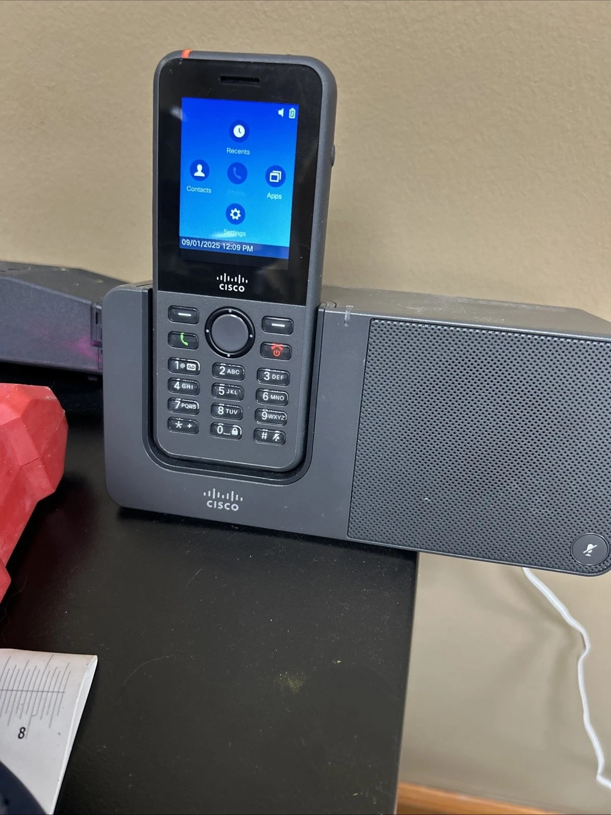 CISCO CP-8821 Wireless IP VoIP Phone w/ BATTERY W DOCK CP-DSKCH-8821 w/ ADAPTER