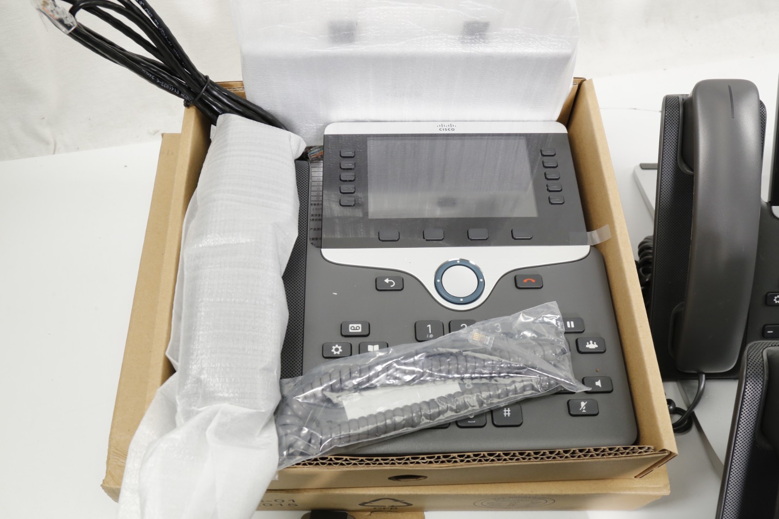 LOT of 8 Cisco CP-8841 CP-8841-K9 IP Office Phone w/ Cord, Handset & Stands
