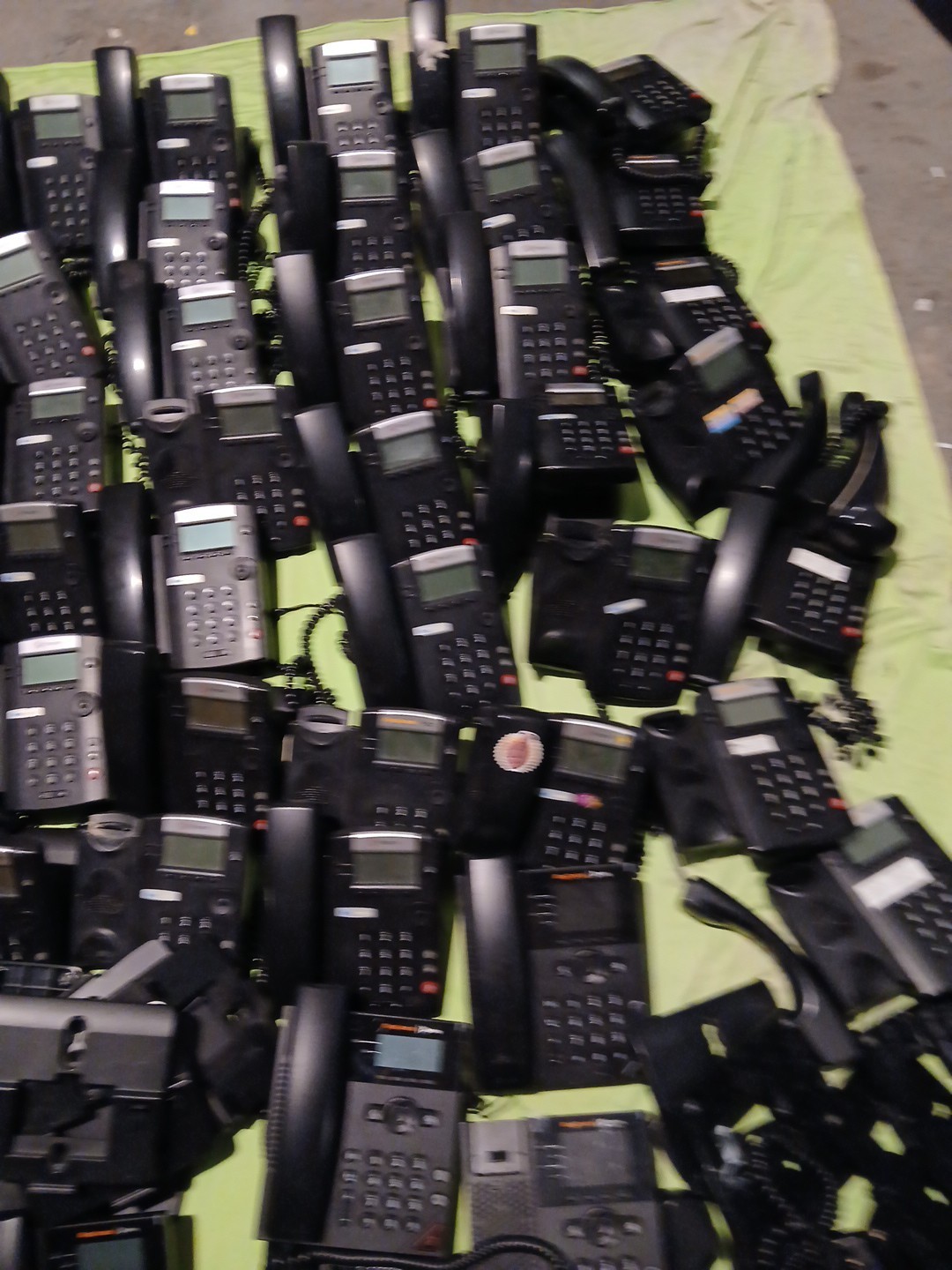 LOT OF 45 POLYCOM VVX 201 – VVX150 – VVX250 – IP BUSINESS PHONES SYSTEM LOOK!