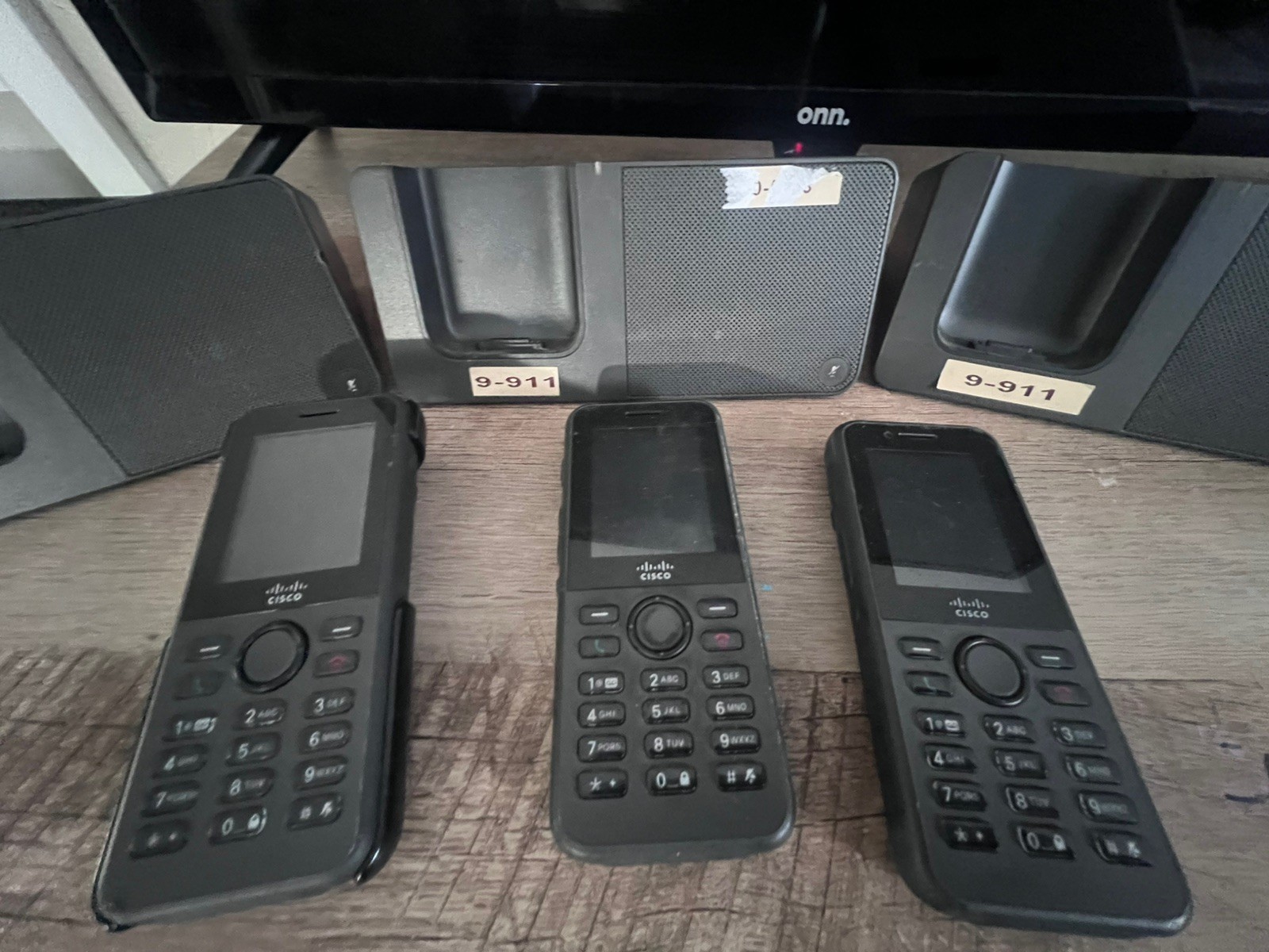 Cisco CP-8821 Wireless IP Phone, CP-DSKCH-8821 Stn, Pwr Adptr, 3 New Batteries
