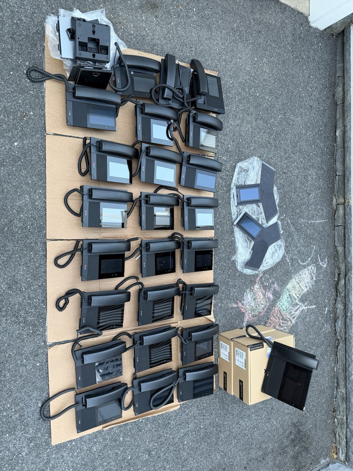 Polycom 17x CCX 400, 7x CCX 500, 1x CCX 600, 2x Trio C60, 2x Yealink MP58