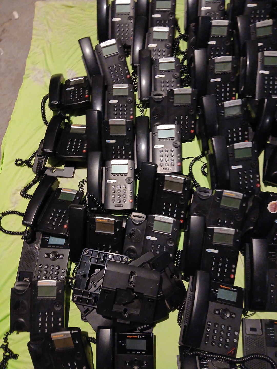 LOT OF 45 POLYCOM VVX 201 – VVX150 – VVX250 – IP BUSINESS PHONES SYSTEM LOOK!