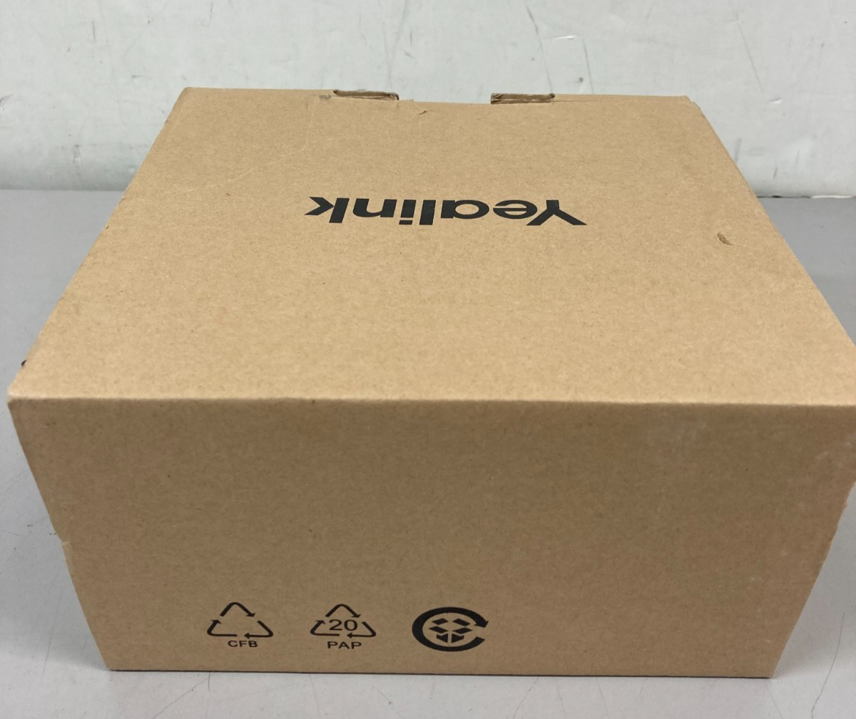 Yealink Phone SIP-T21P E2 PoE Entry-level VoIP 2 Lines, HD Voice, LCD – NEW