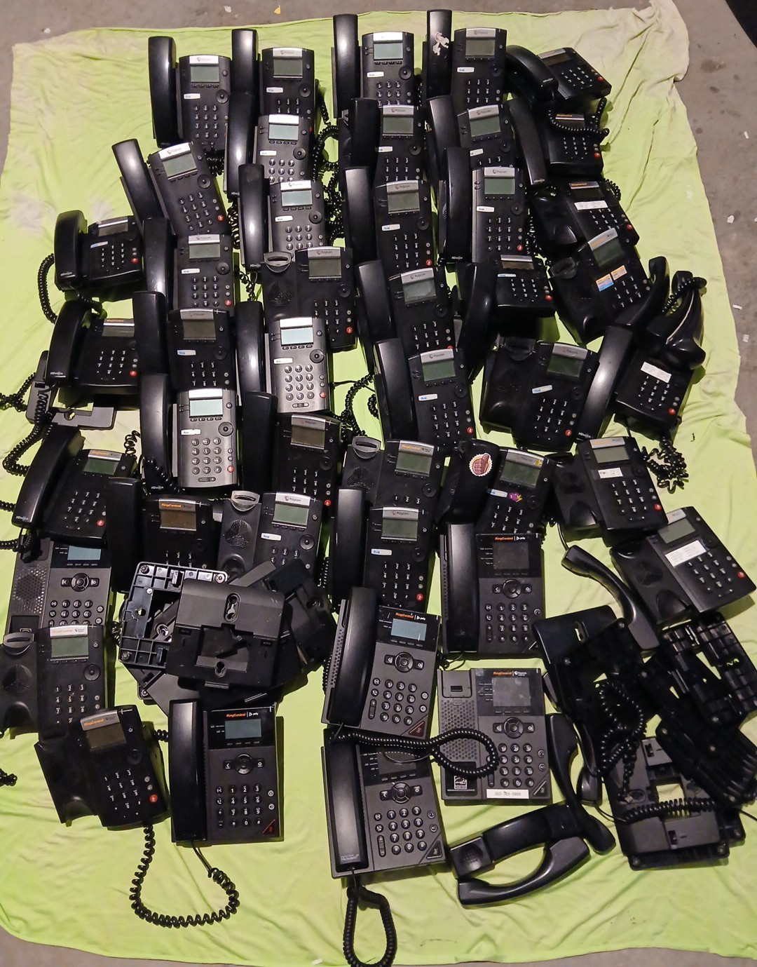 LOT OF 45 POLYCOM VVX 201 – VVX150 – VVX250 – IP BUSINESS PHONES SYSTEM LOOK!