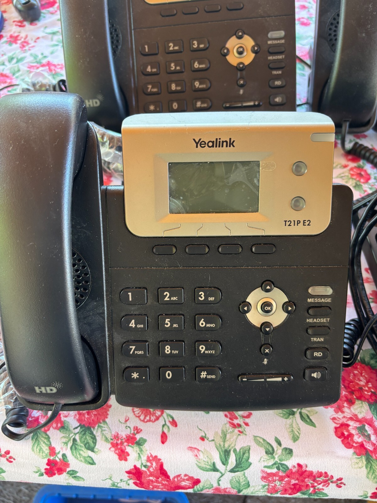 Lot 4EA – Yealink Phone SIP-T21P E2 PoE Entry-level VoIP 2 Lines, HD Voice, LCD