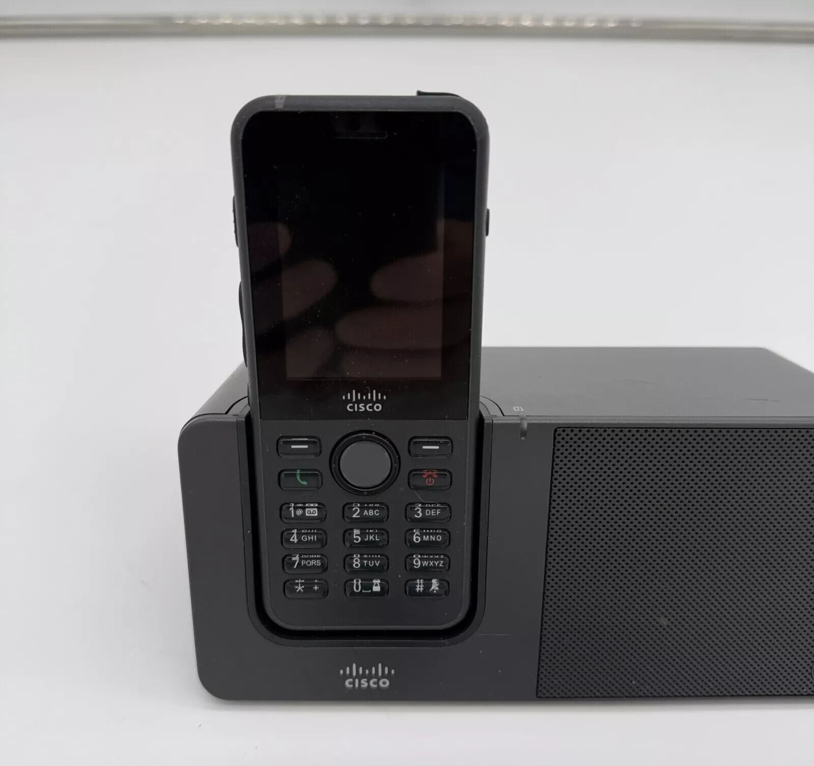 Cisco CP-8821 Wireless Phone with Docking Station CP-DSKCH-8821