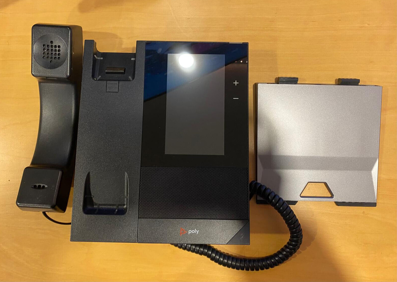 Polycom CCX 400 Business Media Phone 5″ Touchscreen – PoE VOIP (2200-49700-019)