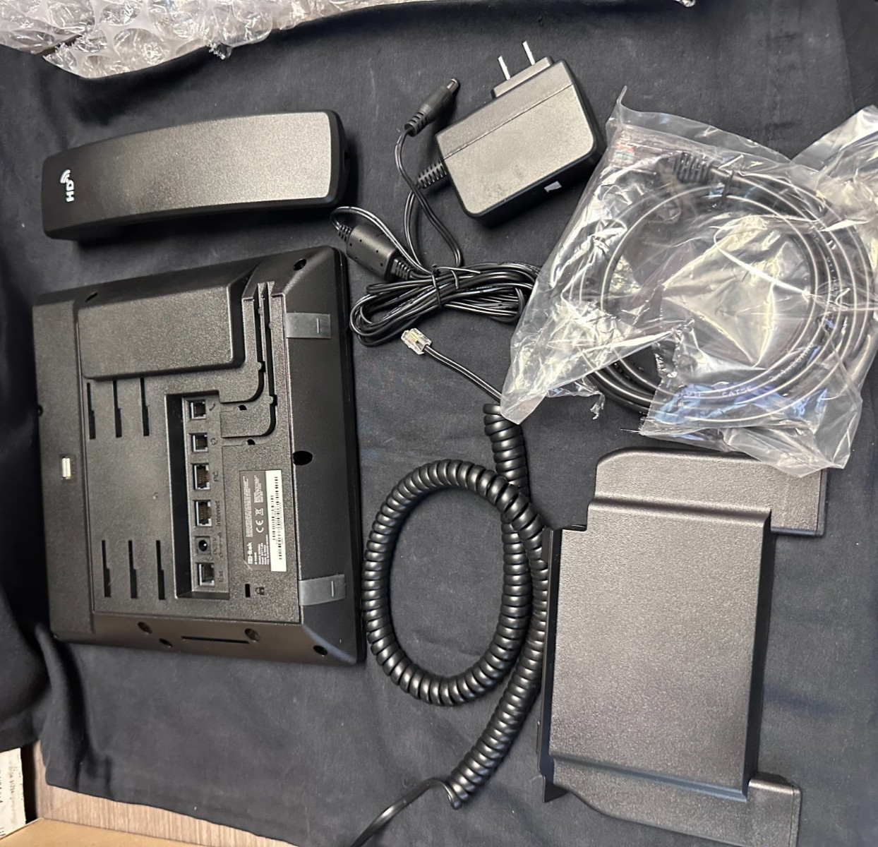 Htek UC926 Gigabit VoIP IP Phone 16-Line 4.3″ Colour LCD PoE + Handset & Stand