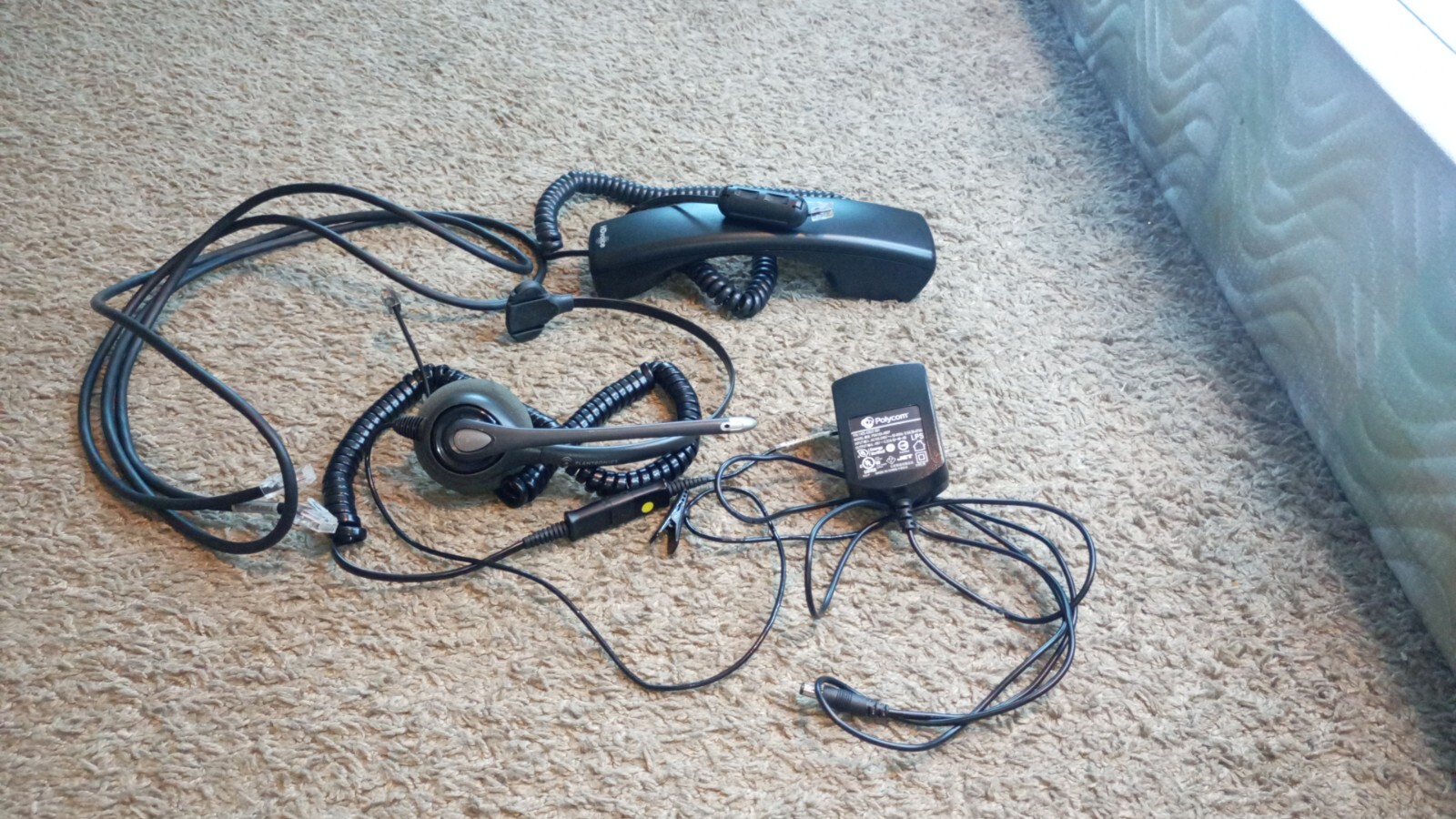 Polycom VVX300 WORK KIT great condition w/ purpose made bag FREE SHIPPING USA
