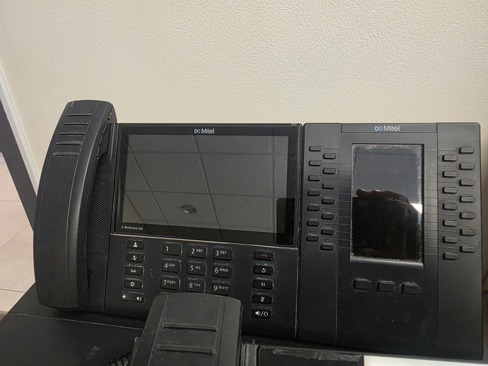 Mitel 470 IP PBX VoIP System 32 Lines Ethernet w/ Desk Phones Black