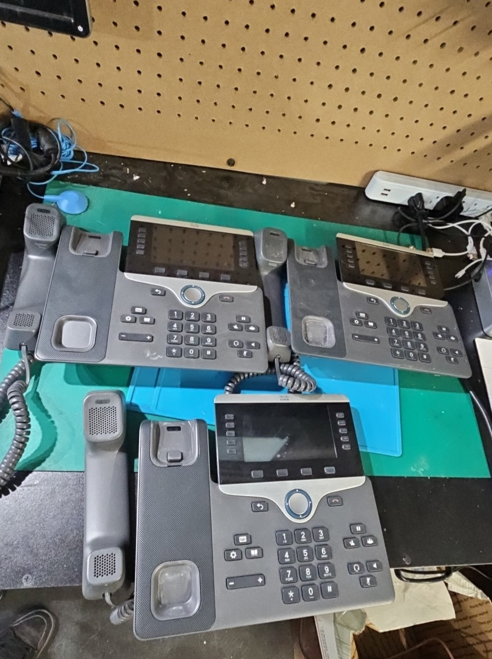 LOT 3 Cisco CP-8851 IP Phones CP-8851-K9 Cord & Handset FOR PARTS OR REPAIR