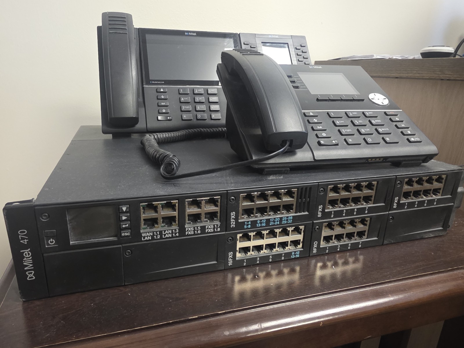 Mitel 470 IP PBX VoIP System 32 Lines Ethernet w/ Desk Phones Black