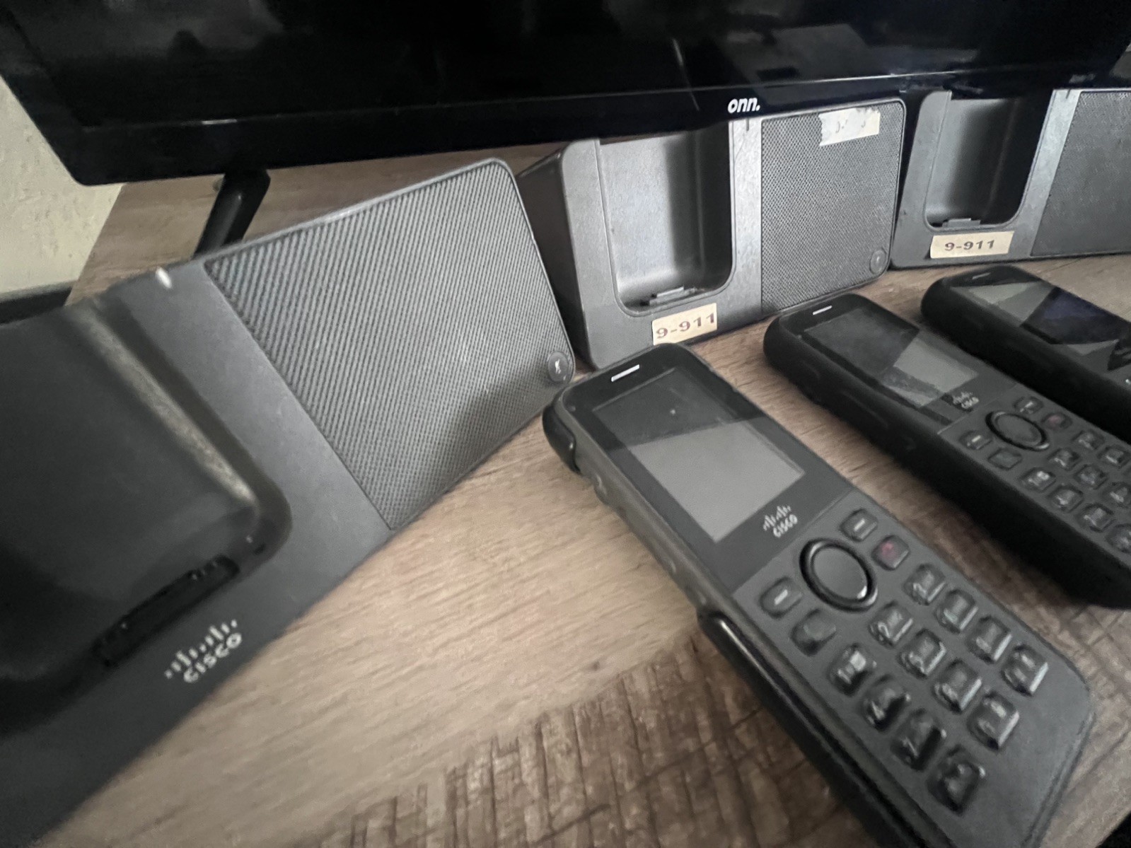 Cisco CP-8821 Wireless IP Phone, CP-DSKCH-8821 Stn, Pwr Adptr, 3 New Batteries