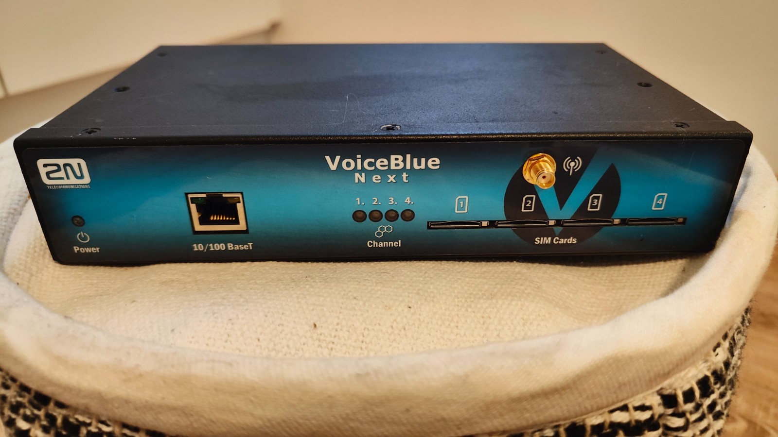 2N VoiceBlue Next 5051034W 4 SIM GSM VoIP Gateway Inc. Power Supply & Antennas