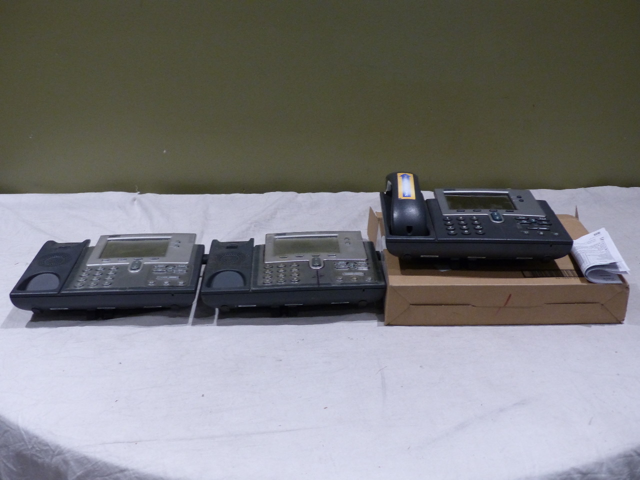 LOT OF 3 CISCO 7940 IP PHONE W/ ONE HANDSET