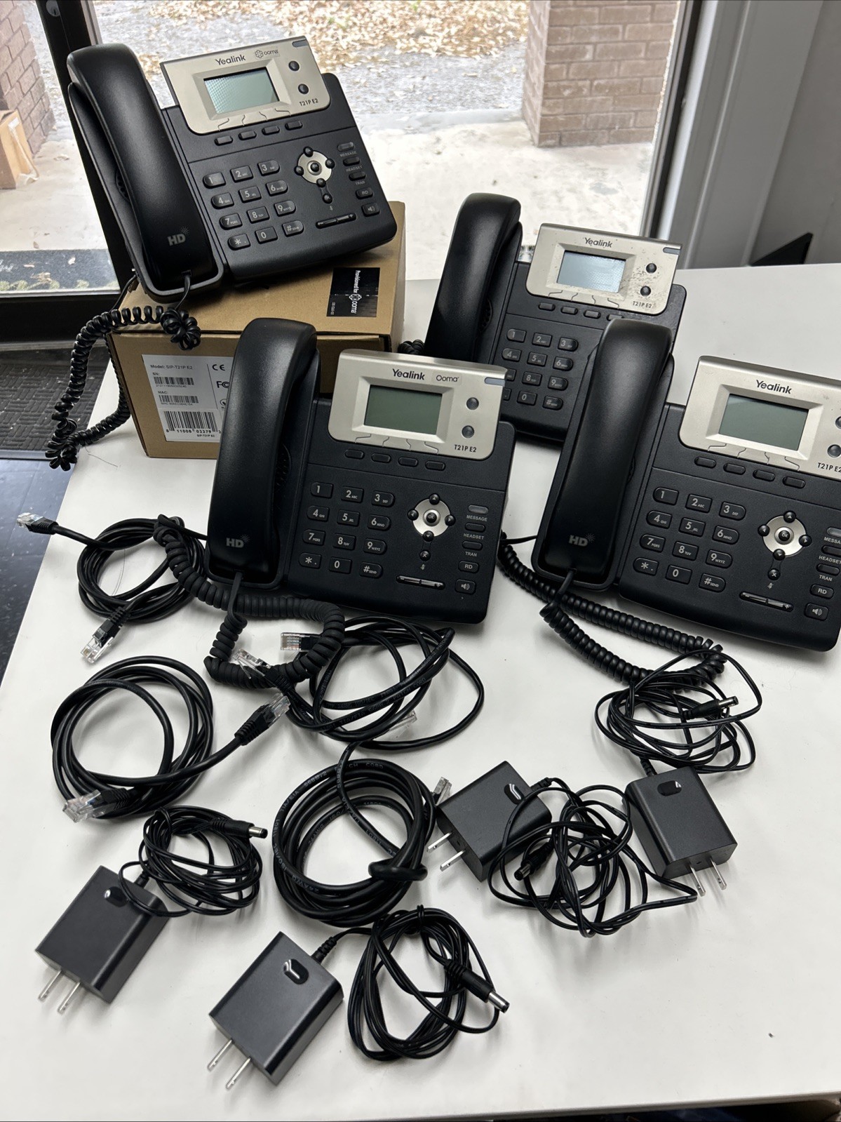 Set of 4 – Yealink SIP-T21P E2 IP Phone With Power Supply OOMA – WORKS