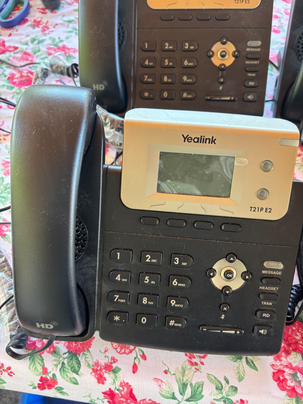 Lot 4EA – Yealink Phone SIP-T21P E2 PoE Entry-level VoIP 2 Lines, HD Voice, LCD