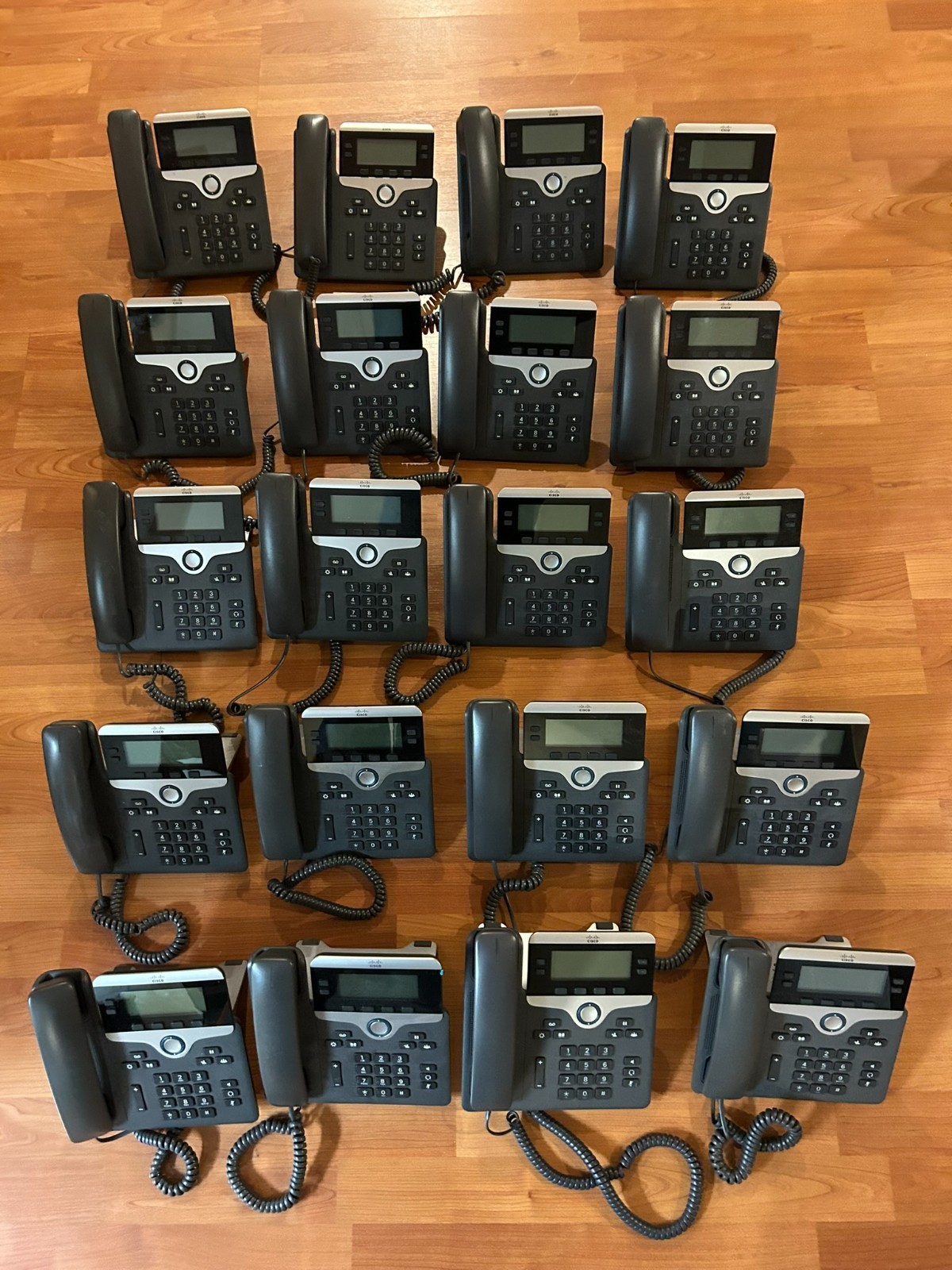 Lot of 20 Cisco 3842-13-1086 IP phones with handsets, cords & stands