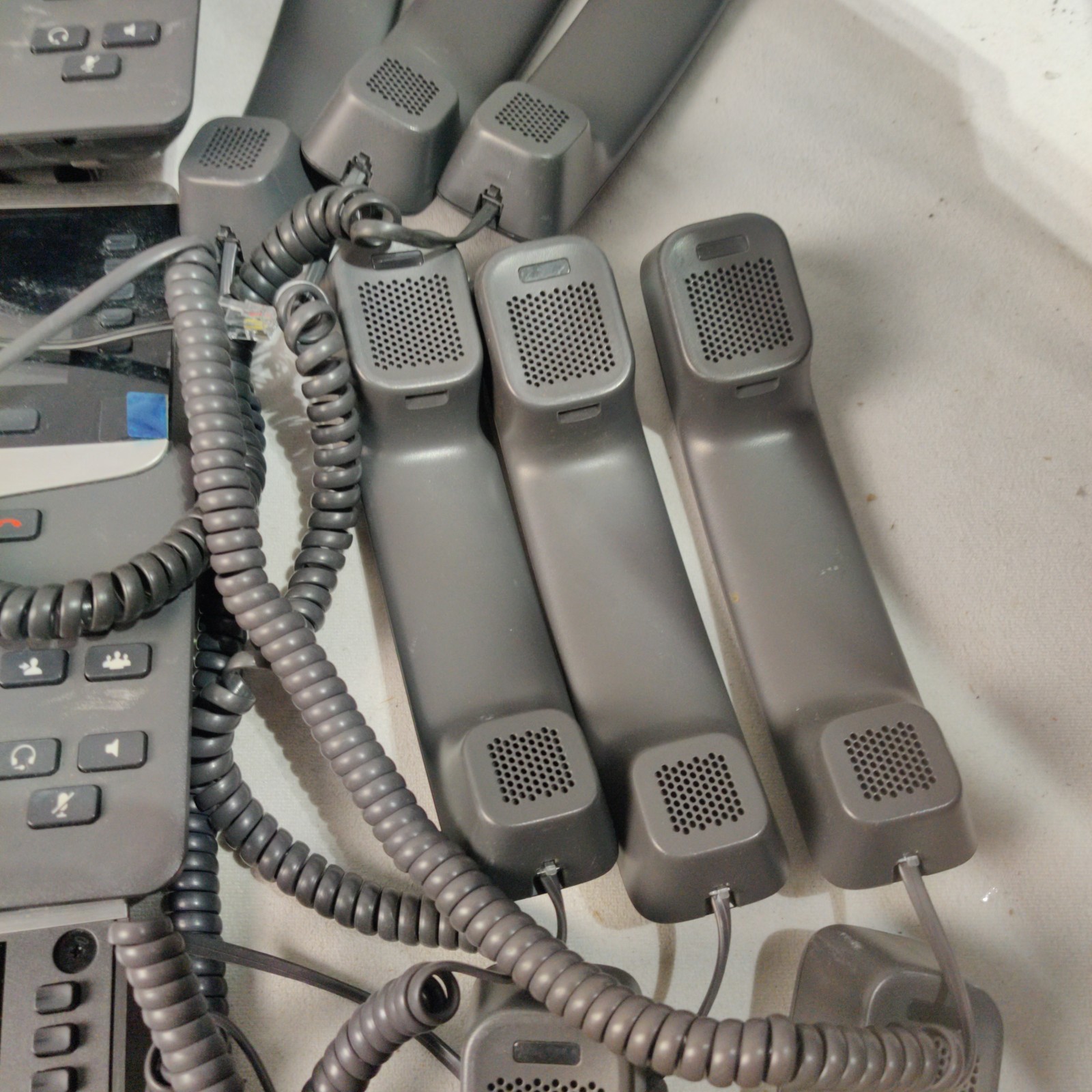 6x CISCO 8811 CP-8811-K9 V11 IP BUSINESS PHONES With 8 Extra Handsets No Stands