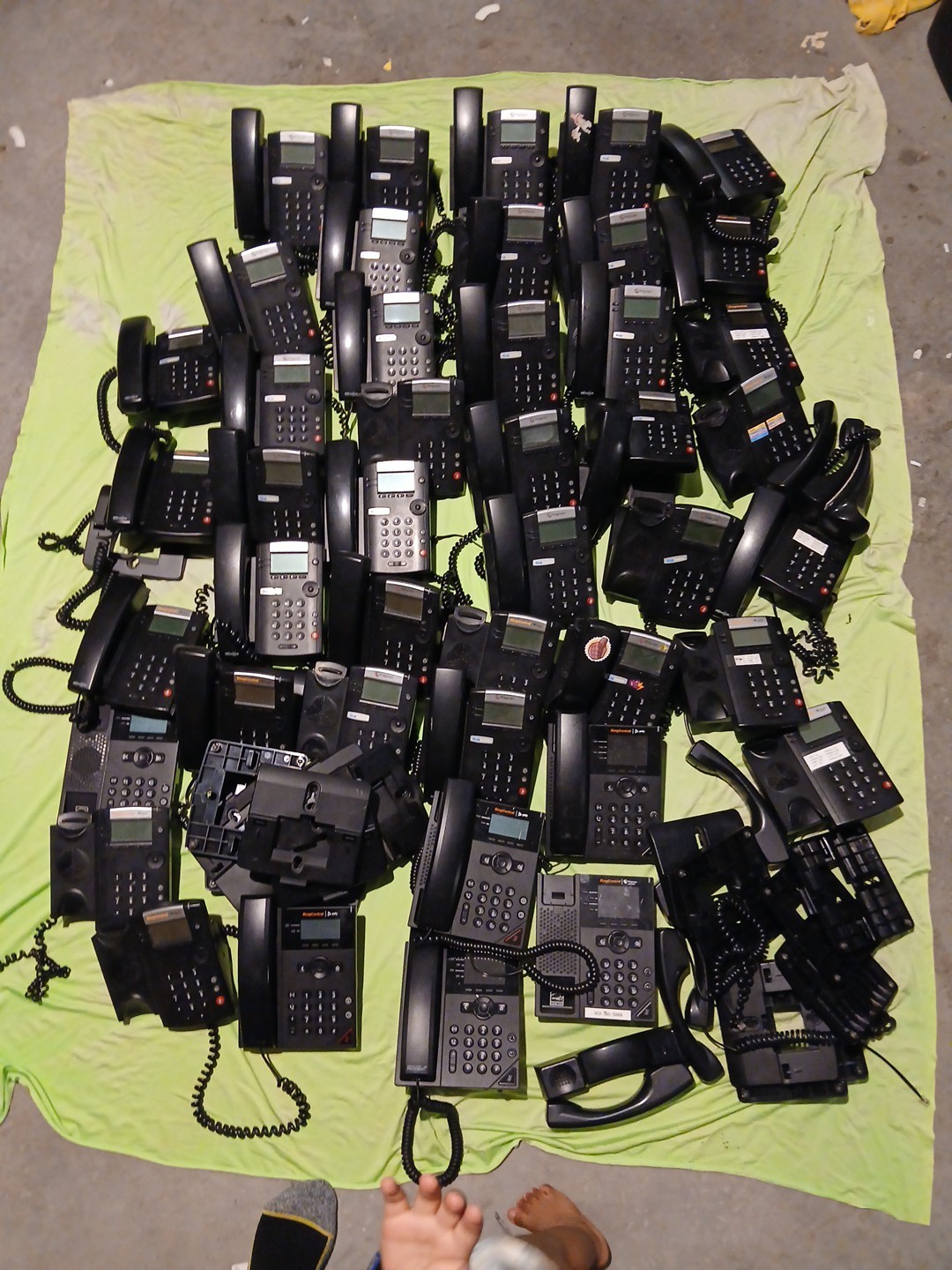 LOT OF 45 POLYCOM VVX 201 – VVX150 – VVX250 – IP BUSINESS PHONES SYSTEM LOOK!