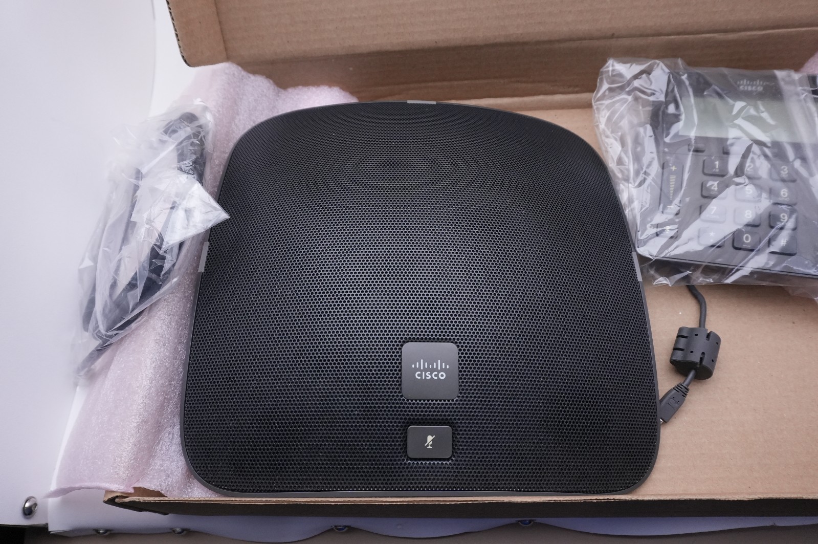 Lot of 3 – Cisco CP-8831-K9 Conference IP Phone with Control Pad 4000840-OSM*