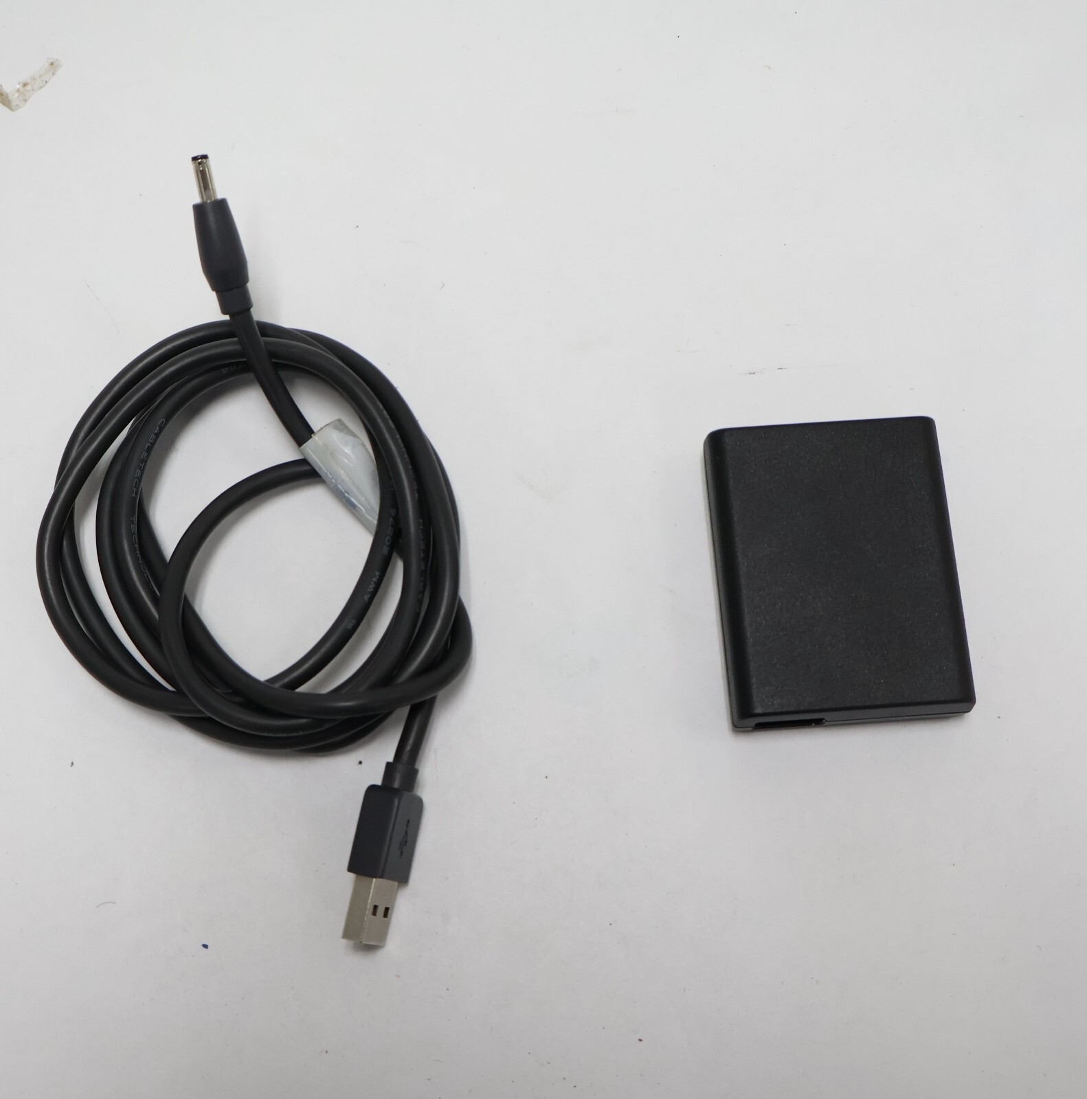 Cisco Unified CP-8821-K9 Wireless IP Phone CP-DSKCH-8821 Station & Power Adapter