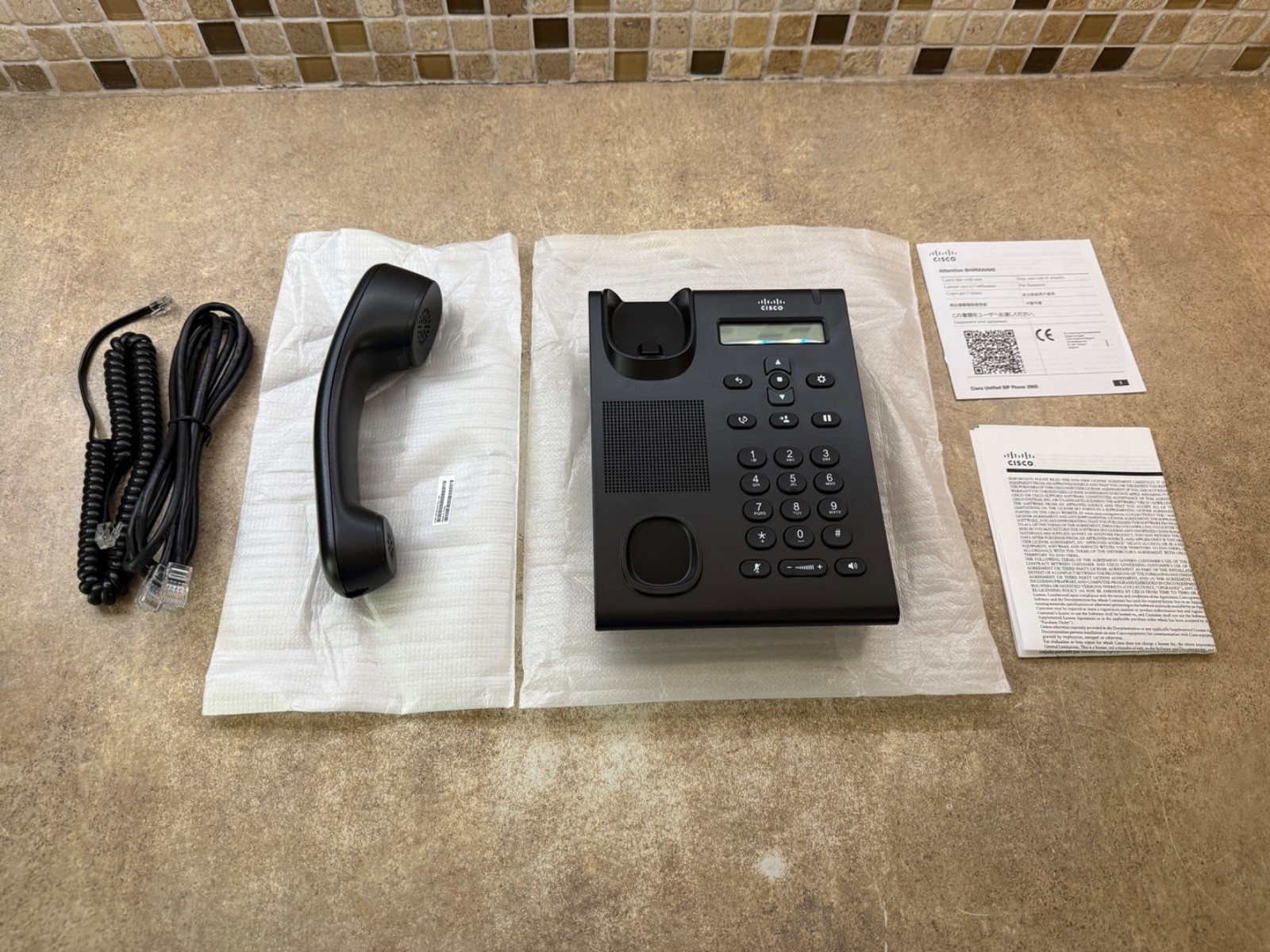 Cisco Unified SIP Phone 3905-RF w/ Standard Handset Charcoal
