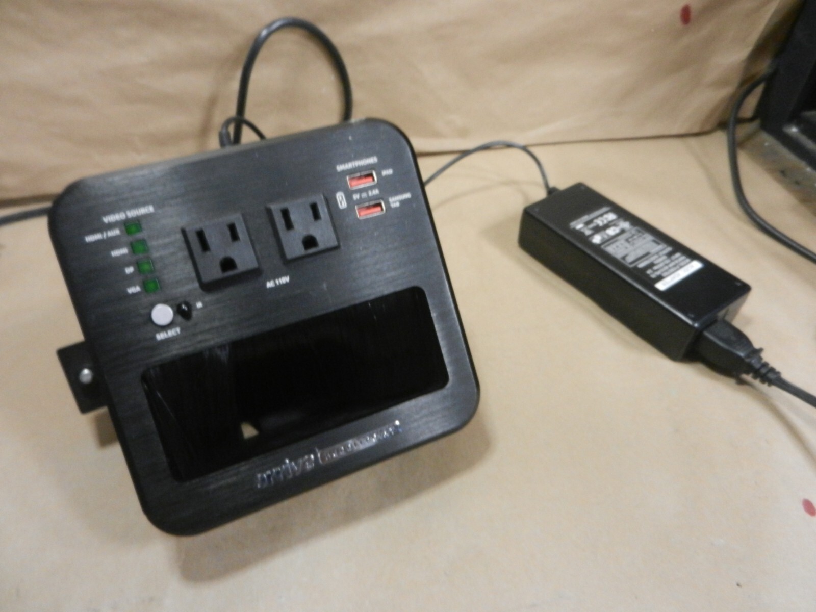 ARRIVE HUDDLEPOINT – BYOC BYOD Tabletop HUB # AHP-4010-CMMH-USA